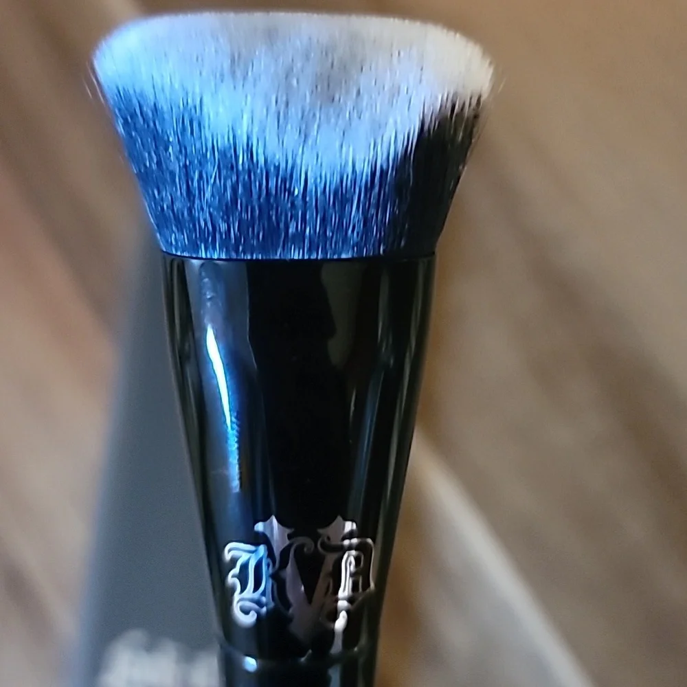 NIB KAT VON D Beauty, Lock It Edge Foundation Brush